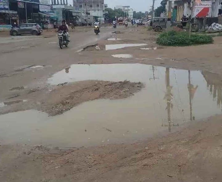 గుంతలమయంగా ప్రధాన రహదారి వాహనదారుల అవస్థలు - Udayam