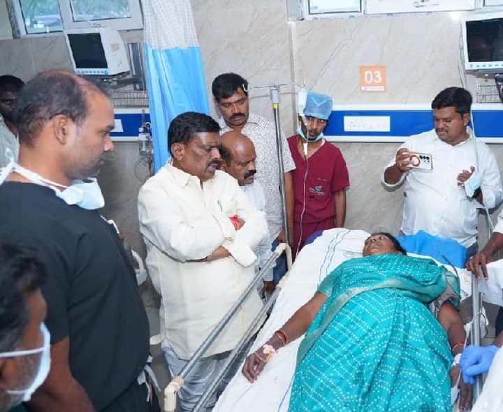 అనంతగిరి బస్సు ప్రమాద బాధితులకు ఎమ్మెల్యే అండ - Udayam