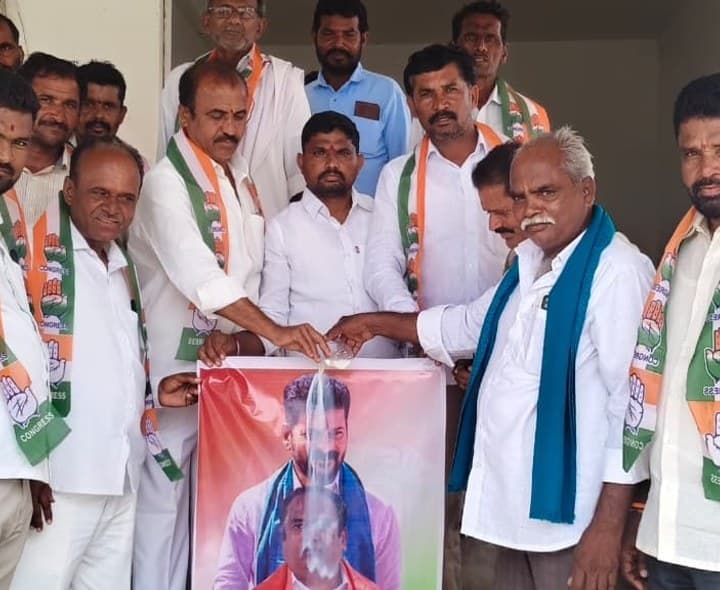 సీఎం,ఎమ్మెల్యేకి పాలాభిషేకం