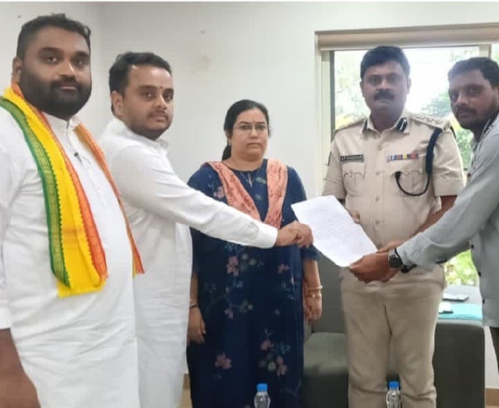 జిల్లా ఎస్పీ తో ఎంపీ మర్యాద పూర్వక భేటీ - Udayam
