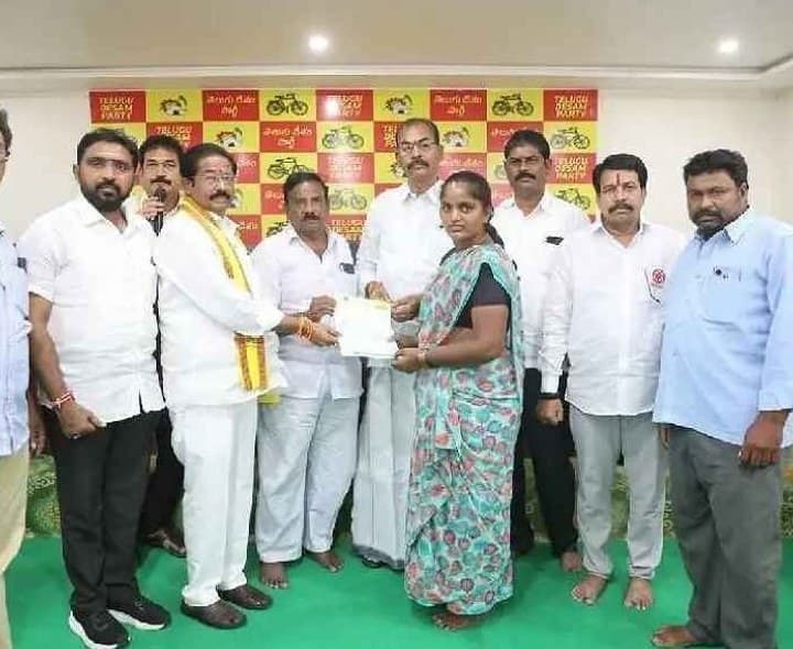 సీఎం సహాయనిధి చెక్కులు అందజేసిన ఎమ్మెల్యే - Udayam