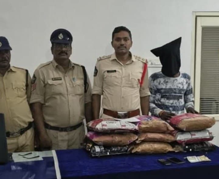 గంజాయి అక్రమ రవాణా చేస్తూ ఇద్దరు వ్యక్తులు అరెస్ట్ - Udayam