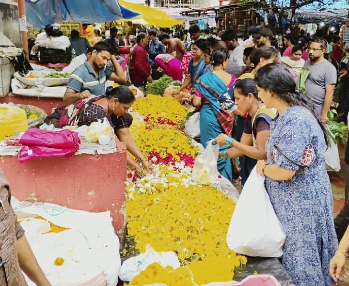 వినాయక చవితి సందర్భంగా వినియోగదారులతో క్రిక్కిరిసిన ఎంవిపి రైతుబజార్ - Udayam