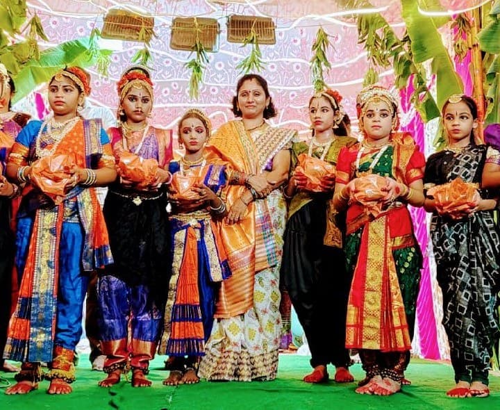 అలరించిన కావలి నృత్య కళాకారులు - Udayam