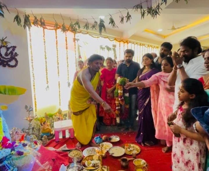 గణనాథుని దర్శించుకున్న మాజీ మంత్రి - Udayam