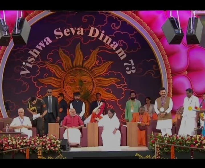 శ్రీమాత అమృతానందమయి ఆశీస్సులు అందుకున్న కేంద్ర మంత్రి రామ్మోహన్ - Udayam