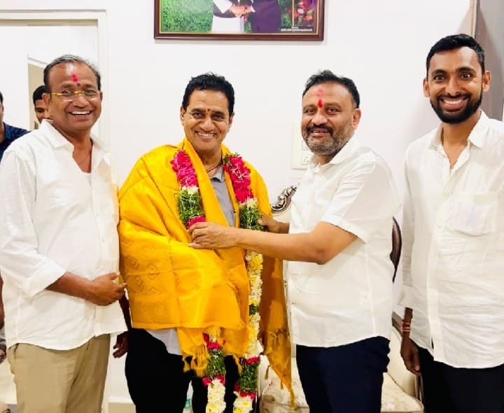 నూతన డీసీసీ అధ్యక్షుడికి సన్మానం - Udayam