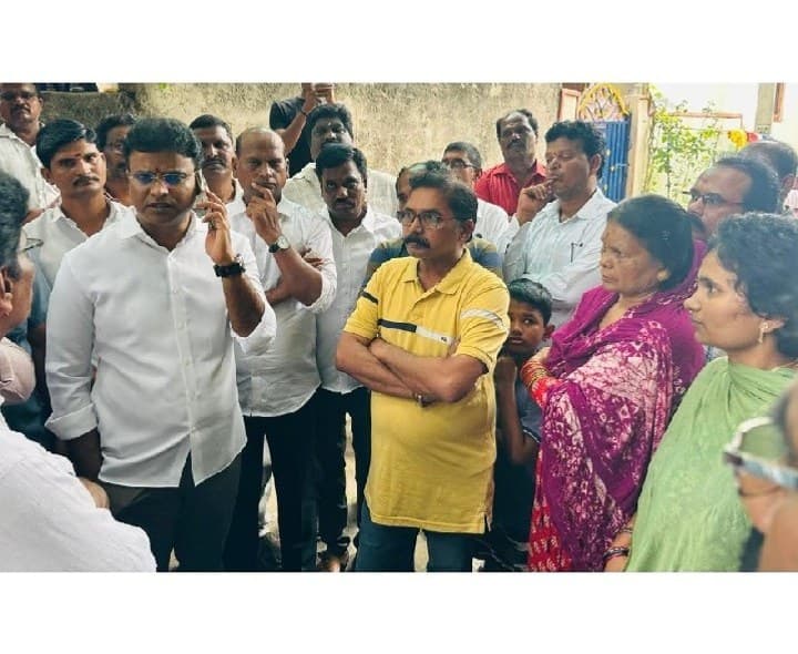 షార్ట్ సర్క్యూట్ ఘటనాస్థలిని పరిశీలించిన ఎమ్మెల్యే - Udayam
