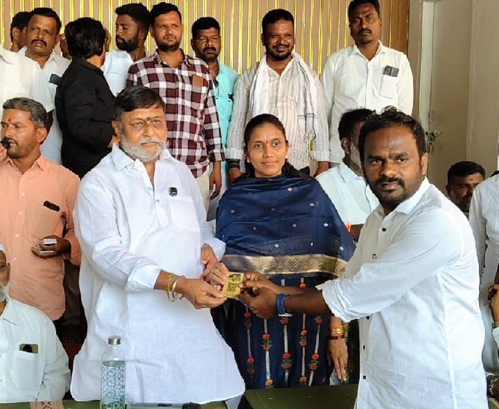 కార్యకర్తలకు ఐడి కార్డులు పంపిణీ - Udayam