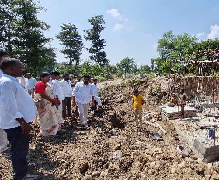 ఇచ్చోడ- డేడ్రా రోడ్డు పనులను పరిశీలించిన ఎమ్మెల్యే  - Udayam