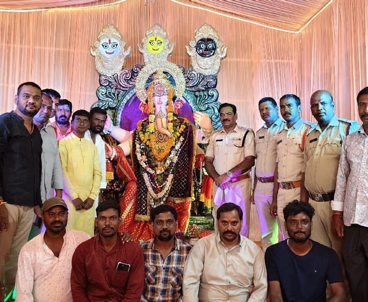 గణనాథునికి  ప్రత్యేక పూజలు నిర్వహించిన డిఎస్పి - Udayam