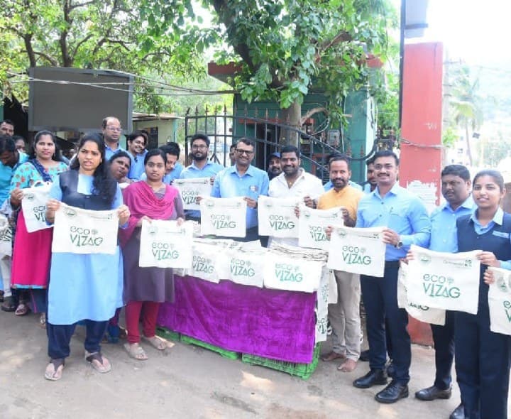 గుడ్డ సంచులు వాడండి - ప్లాస్టిక్ ను విడనాడండి - Udayam