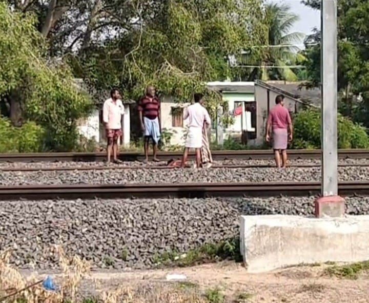 రైలు కింద పడి 8వ తరగతి విద్యార్థి ఆత్మహత్య