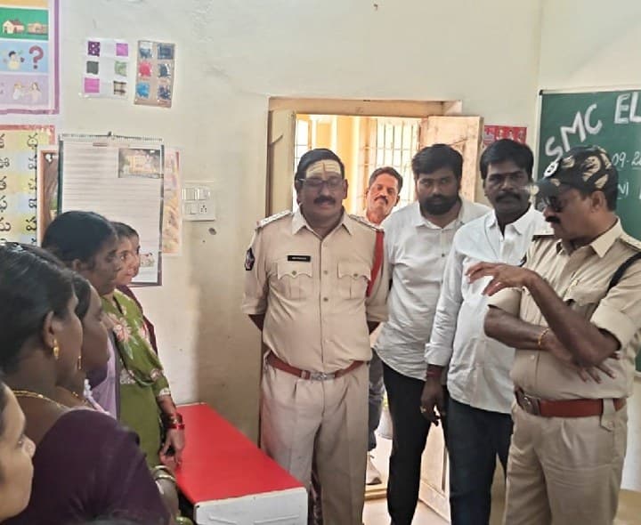 పెద్దాపురంలో విద్యాకమిటీల ఎన్నికలకు పటిష్ఠ బందోబస్తు - Udayam