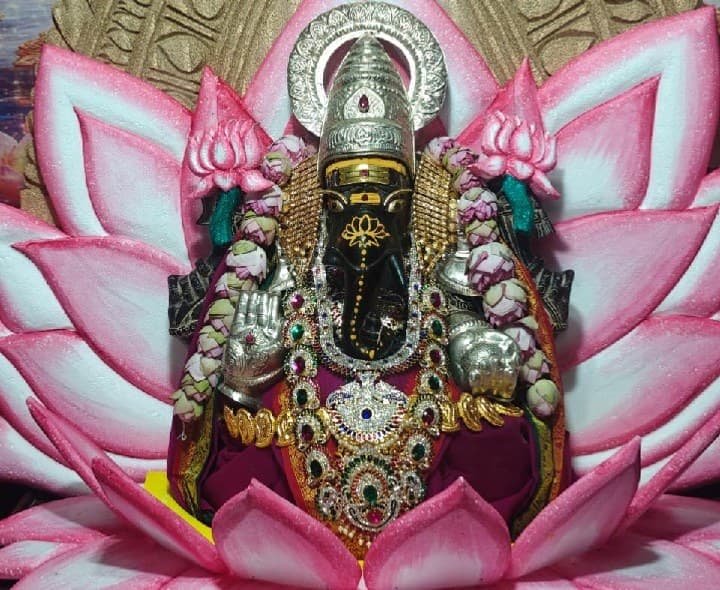 ఐదో రోజు లక్ష్మీ గణపతిగా దర్శనమిస్తున్న శ్రీ వరసిద్ధి వినాయకుడు - Udayam