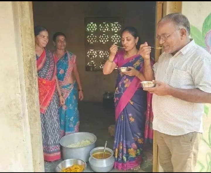 పురుషోత్తపురంలో మధ్యాహ్న భోజన తనిఖీ - Udayam