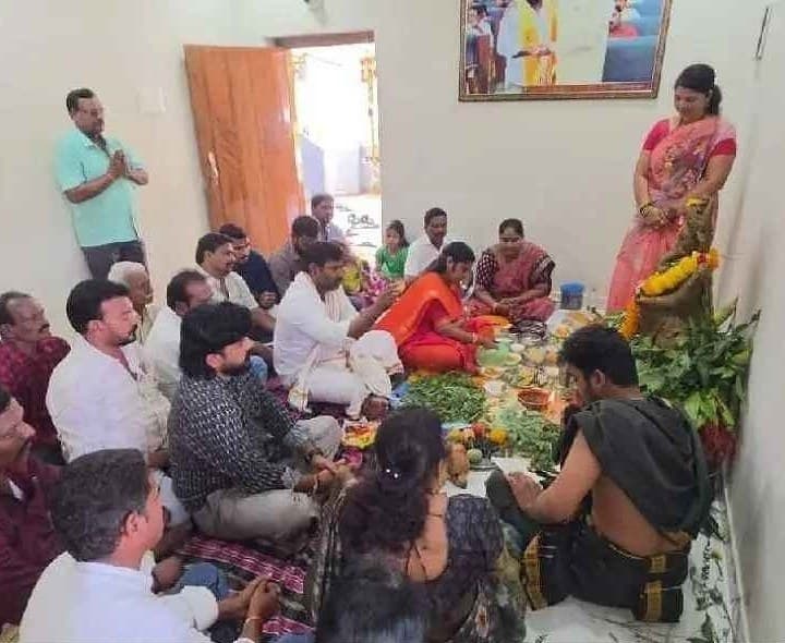 పార్టీ కార్యాలయంలో చవితి పూజలు నిర్వహించిన MLA - Udayam