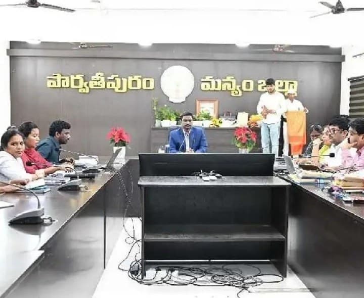 మన్యం జిల్లా ఆర్థిక పురోగతికి అధికారులు కృషి చేయాలి: కలెక్టర్ - Udayam