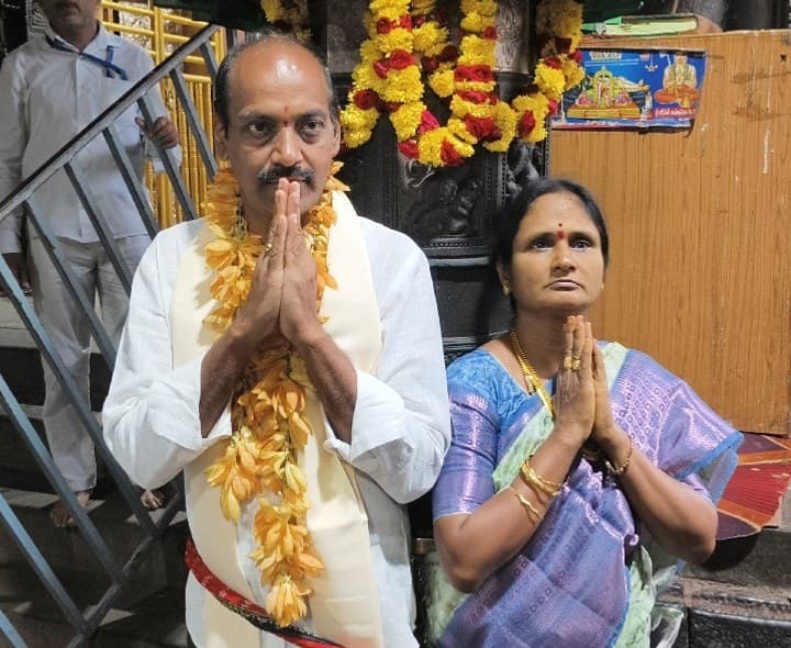 స్వామివారిని దర్శించుకున్న ఎమ్మెల్సీ దంపతులు - Udayam