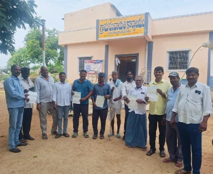 సీఎం సహాయనిధి చెక్కుల పంపిణీ - Udayam