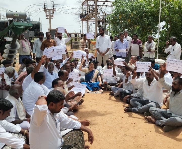 రైతుల సమస్యలపై రొద్దంలో ధర్నా - Udayam