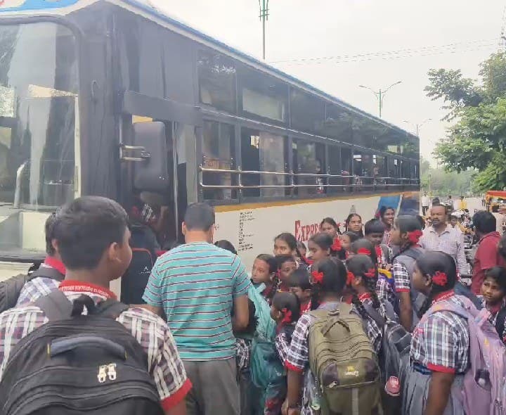 ఒకే బస్సులో 109 మంది విద్యార్థులు