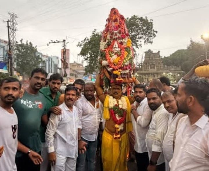 ఘనంగా బోనాల ఘటం ఊరేగింపు.