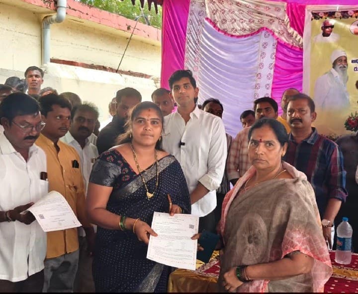 లబ్ధిదారులకు గృహ నిర్మాణాల పత్రాలు అందజేత - Udayam