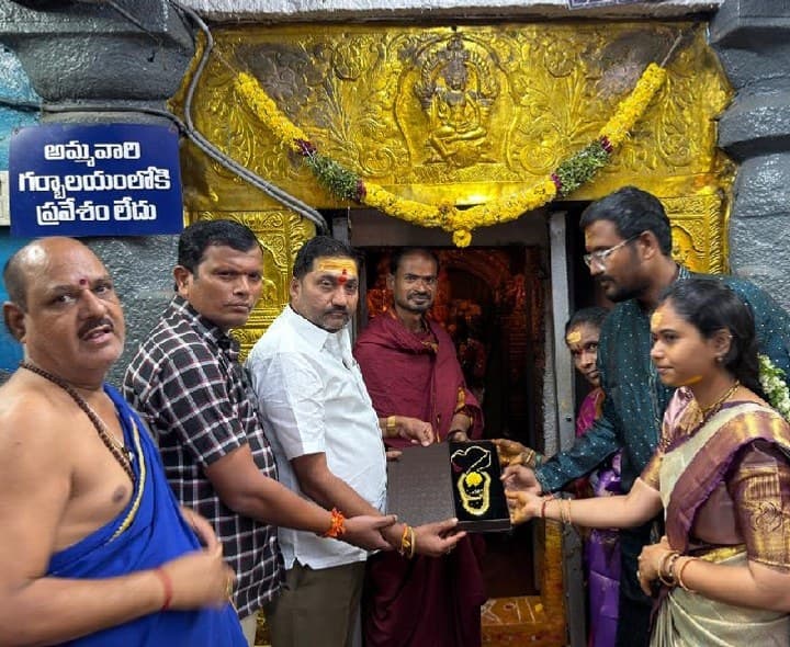 భ్రమరాంబిక అమ్మవారికి మూడు తులాల బంగారు నెక్లెస్ సమర్పణ - Udayam