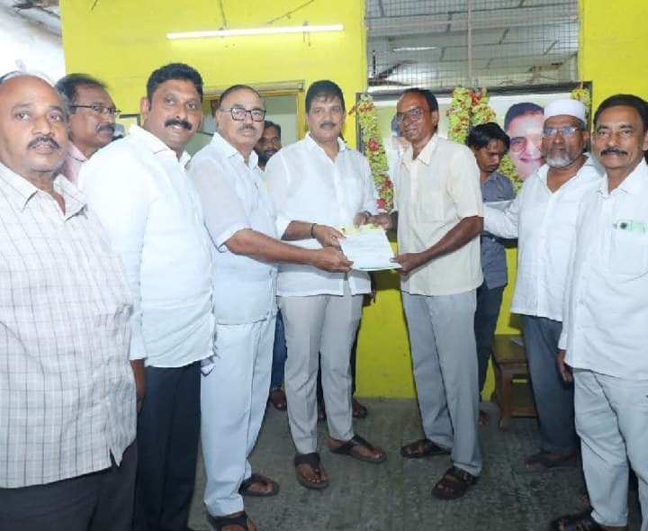 పొన్నూరులో CMRF చెక్కులు అందజేసిన ఎమ్మెల్యే ధూళిపాళ్ల - Udayam
