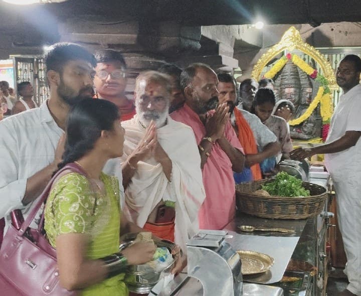 చివరి శ్రావణ శనివారం.. లక్ష్మీనరసింహస్వామి ఆలయంలో భక్తుల రద్దీ - Udayam