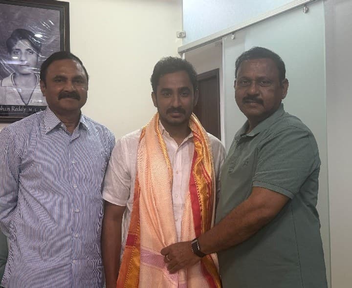 పరిగి ఎమ్మెల్యే టీ ఆర్ ఆర్  కలిసిన కాంగ్రెస్ ఎమ్మెల్సీ అభ్యర్థి సామ - Udayam