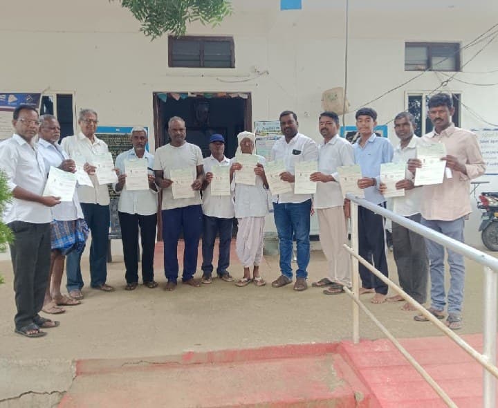 కలిగోట్‌లో సీఎంఆర్‌ఎఫ్ చెక్కుల పంపిణీ - Udayam