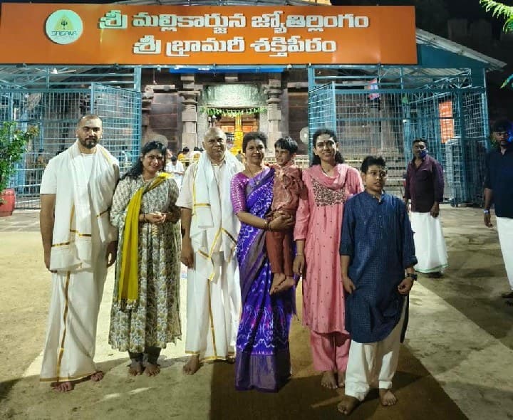 శ్రీశైలంలో కుటుంబ సమేతంగా మాజీ ఎంపీ 