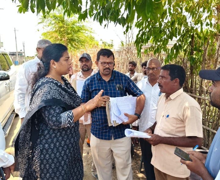 మహిళా మార్ట్ పనులను తనిఖీ చేసిన అదనపు కలెక్టర్ - Udayam