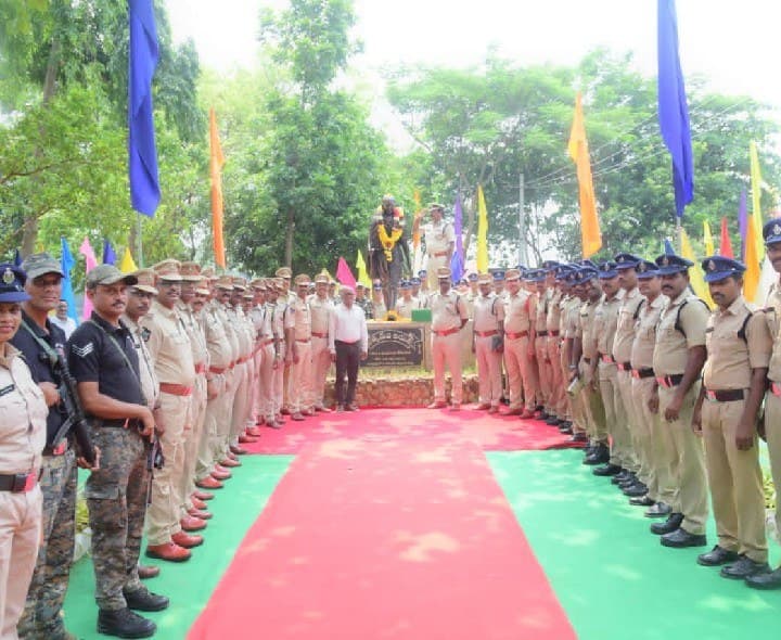 అహింసతో స్వాతంత్ర్య పోరాటం చేసిన మహనీయుడు గాంధీ - SP - Udayam