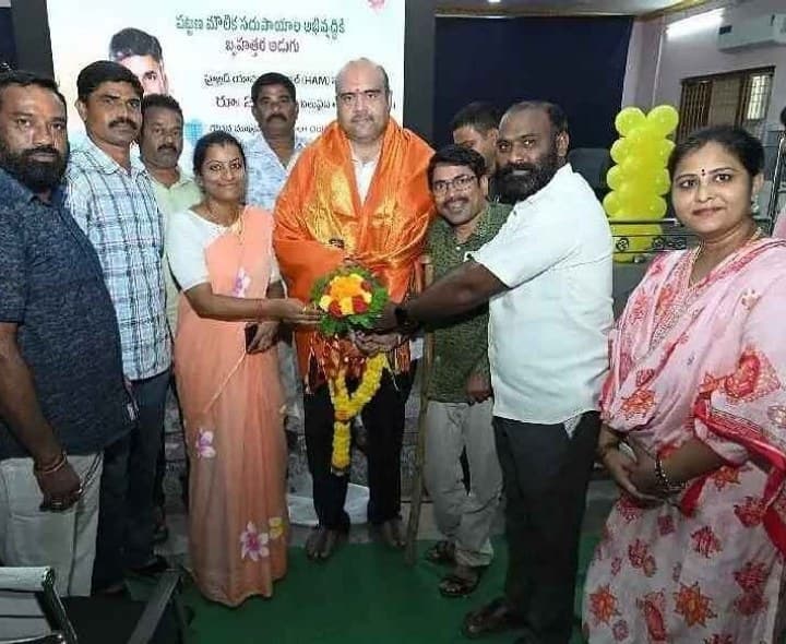 ఎమ్మెల్యే ను సన్మానించిన కాలనీ వాసులు - Udayam