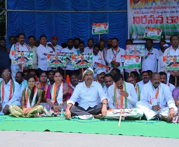 కేంద్ర ఎన్నికల కమిషనర్ రాజీనామా చేయాలని నిరసన - Udayam