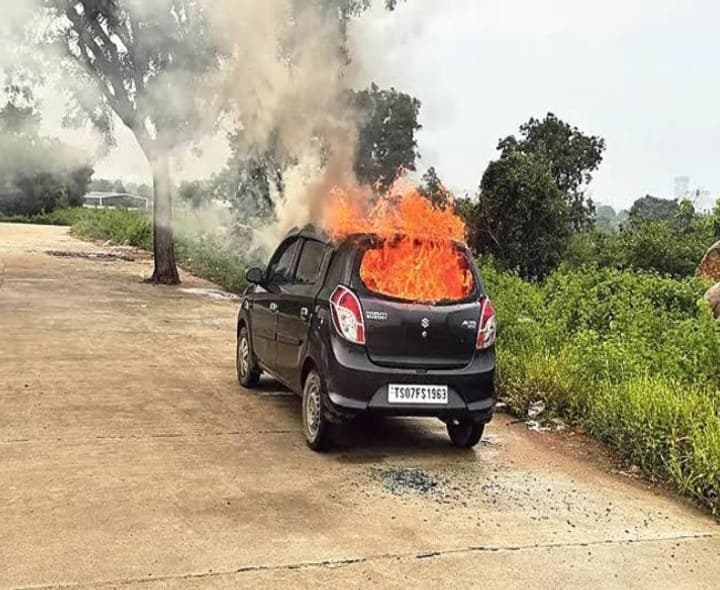 కారులో మంటలు.. వృద్ధుడు సజీవదహనం