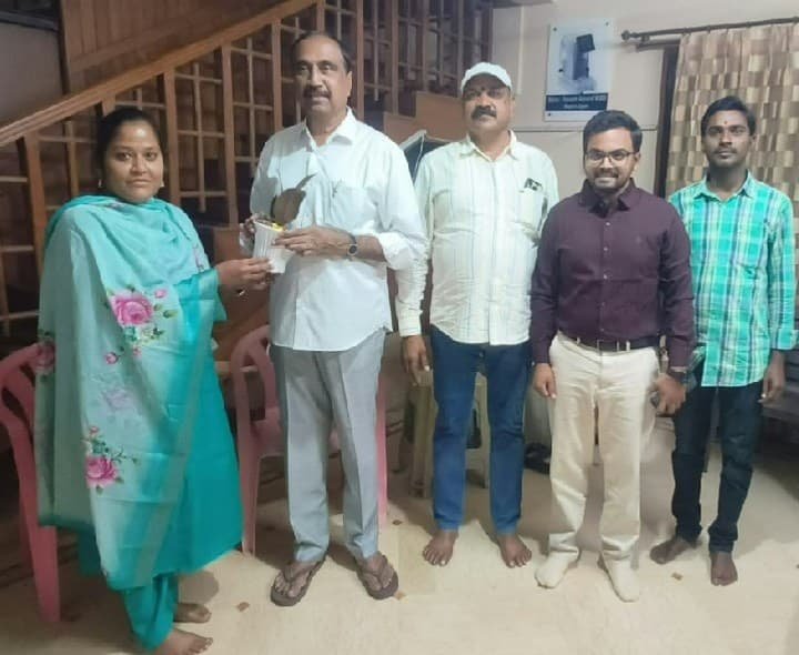 జగిత్యాల ఎమ్మెల్యేను కలిసిన మున్సిపల్ మేనేజర్ సుష్మా - Udayam