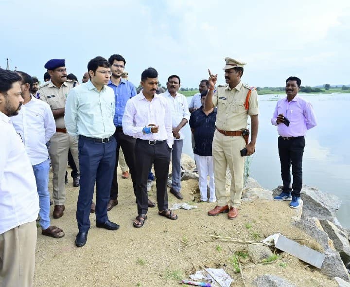 శోభాయాత్ర మార్గాన్ని పరిశీలించిన కలెక్టర్ - Udayam