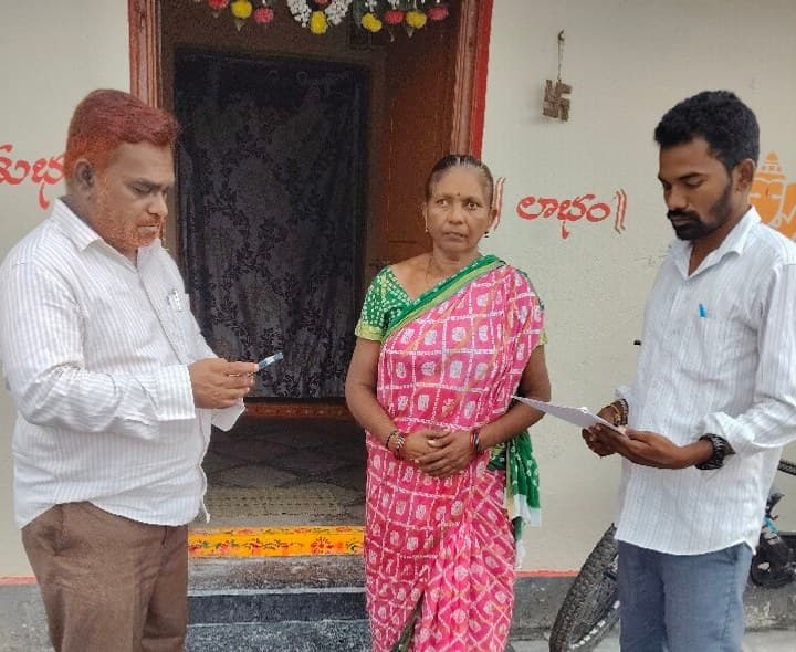 క్షేత్రస్థాయిలో పెన్షన్ దరఖాస్తుల పరిశీలన - Udayam