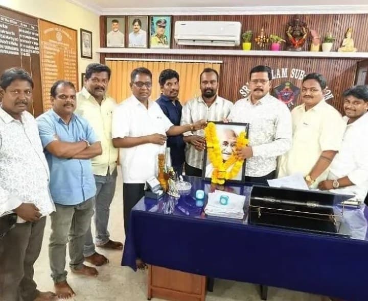 సత్యం, అహింసలే గాంధీ ఆయుధాలు: డీఎస్పీ వివేకానంద - Udayam