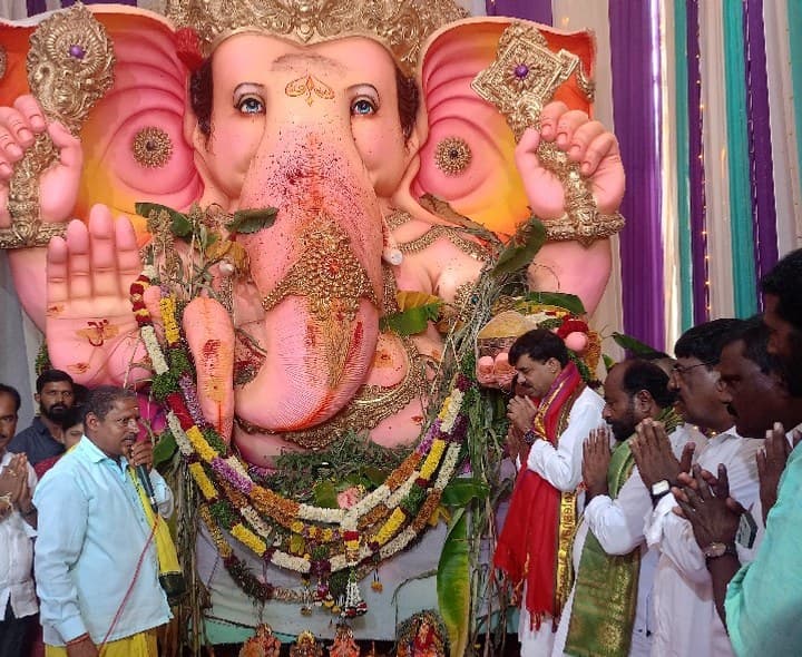 వినాయకుని దర్శించుకున్న మాజీ ఎమ్మెల్యే - Udayam