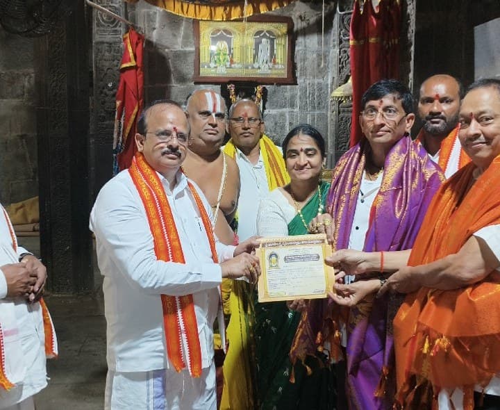  రూ. 2 లక్షల విరాళం అందజేసిన భక్తులు - Udayam