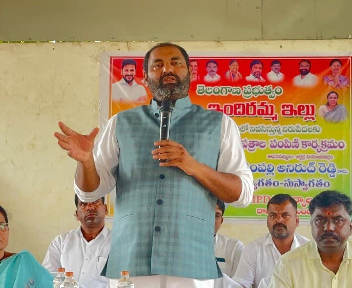 ఇందిరమ్మ ఇంటి లబ్ధిదారులకు పట్టాల పంపిణీ - Udayam