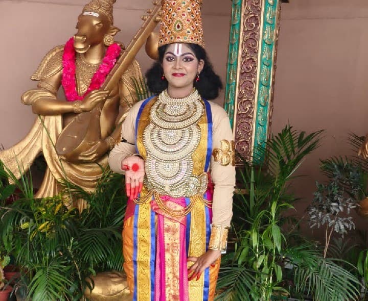 శ్రీ వెంకటేశ్వర స్వామి వేషధారణలో మహర్షిని