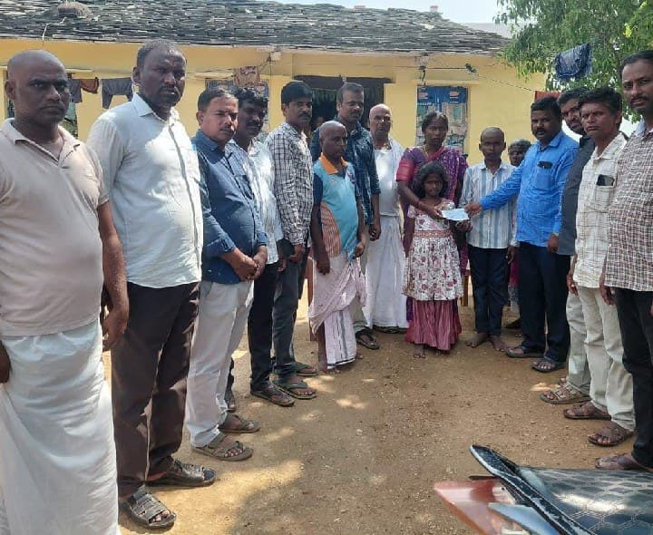 ఆపదలో ఆపన్నహస్తం.. మిత్రుడి కుటుంబానికి రూ.50వేల సాయం - Udayam