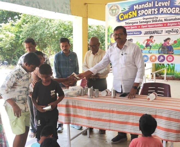 దివ్యాంగ విద్యార్థులకు ఆటల పోటీలు - Udayam