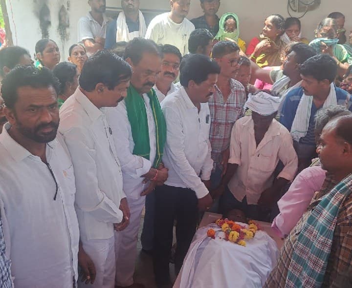 గల్ఫ్ మృతుడి అంతిమయాత్రలో జువ్వడి కృష్ణారావు - Udayam